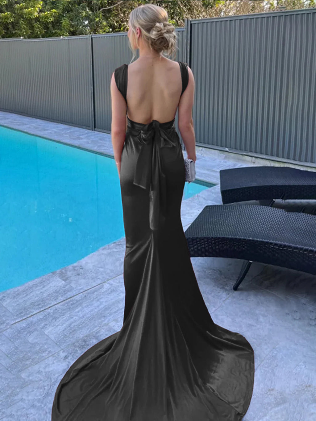 Nanala | Vestido de fiesta largo plisado de satén con tirantes de sirena color burdeos y cola