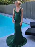 Nanala | Vestido de fiesta largo plisado de satén con tirantes de sirena color burdeos y cola
