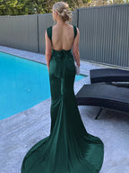Nanala | Vestido de fiesta largo plisado de satén con tirantes de sirena color burdeos y cola