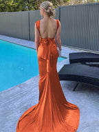 Nanala | Vestido de fiesta largo plisado de satén con tirantes de sirena color burdeos y cola