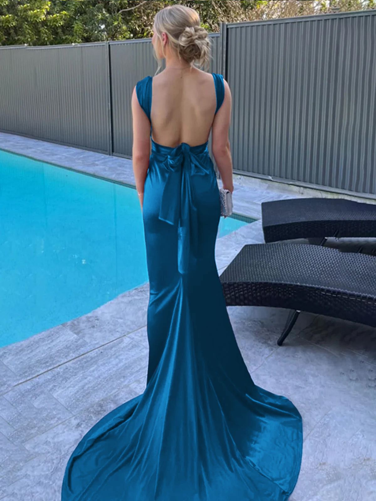 Nanala | Vestido de fiesta largo plisado de satén con tirantes de sirena color burdeos y cola