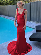 Nanala | Vestido de fiesta largo plisado de satén con tirantes de sirena color burdeos y cola