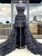Nanette | Vestido de fiesta negro de tul con volantes, sin tirantes y corte alto