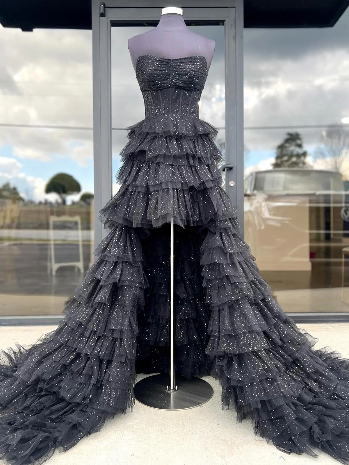 Nanette | Vestido de fiesta negro de tul con volantes, sin tirantes y corte alto