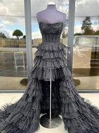Nanette | Vestido de fiesta negro de tul con volantes, sin tirantes y corte alto