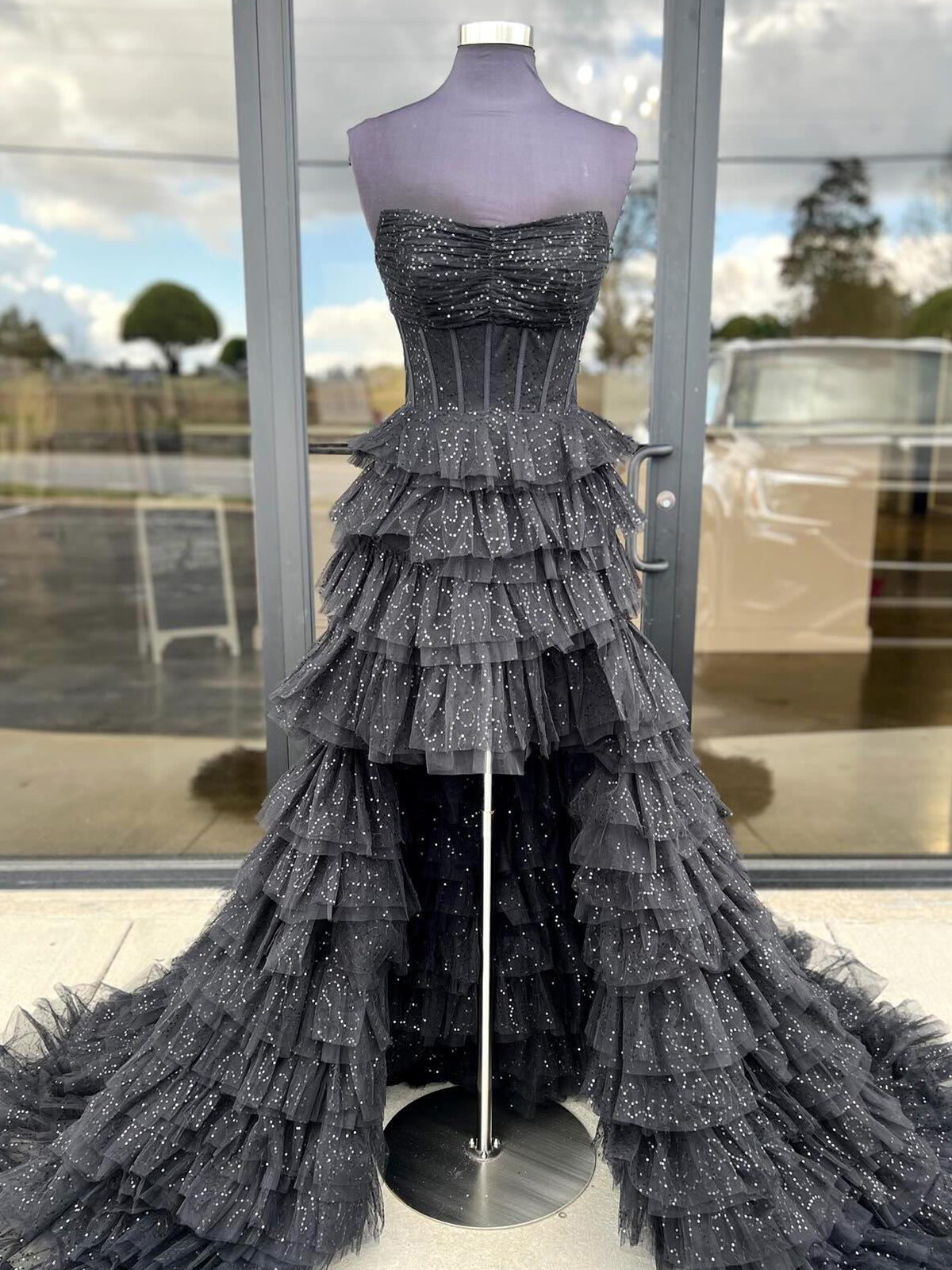 Nanette | Vestido de fiesta negro de tul con volantes, sin tirantes y corte alto
