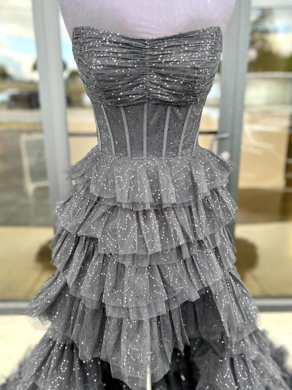 Nanette | Vestido de fiesta negro de tul con volantes, sin tirantes y corte alto