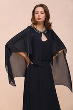 Vestido de dama de honor azul marino con pedrería envolvente, largo hasta el suelo, de gasa.