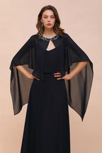 Vestido de dama de honor azul marino con pedrería envolvente, largo hasta el suelo, de gasa.