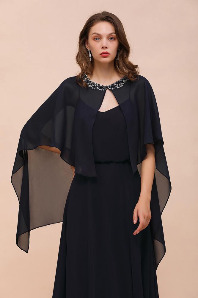 Vestido de dama de honor azul marino con pedrería envolvente, largo hasta el suelo, de gasa.