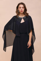 Vestido de dama de honor azul marino con pedrería envolvente, largo hasta el suelo, de gasa.