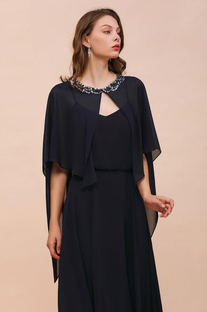 Vestido de dama de honor azul marino con pedrería envolvente, largo hasta el suelo, de gasa.