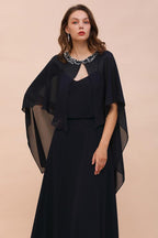 Vestido de dama de honor azul marino con pedrería envolvente, largo hasta el suelo, de gasa.