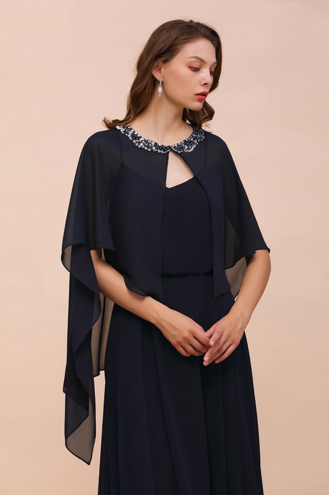 Vestido de dama de honor azul marino con pedrería envolvente, largo hasta el suelo, de gasa.