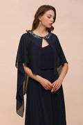 Vestido de dama de honor azul marino con pedrería envolvente, largo hasta el suelo, de gasa.