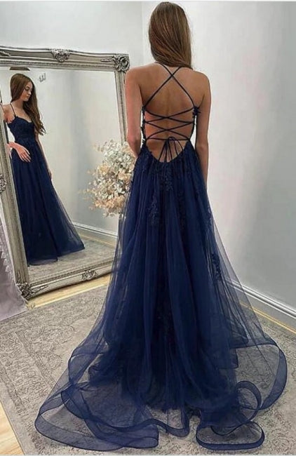 Vestido de fiesta azul marino de tul con escote halter, abertura frontal y tirantes finos en forma de A