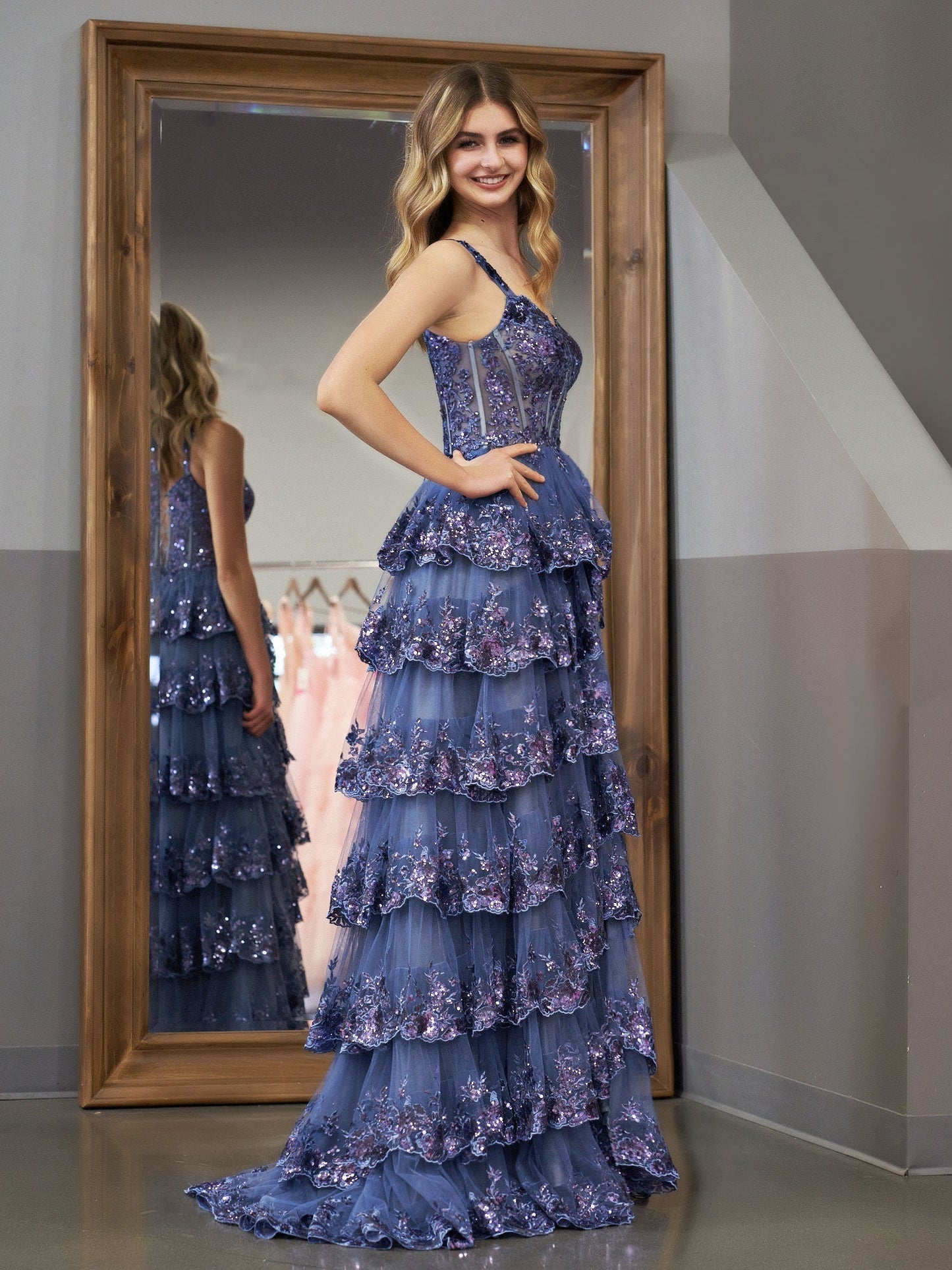 Graublaues Prinzessinnen-A-Linien-Ballkleid mit schulterfreiem Korsett und Spitzenrüschen