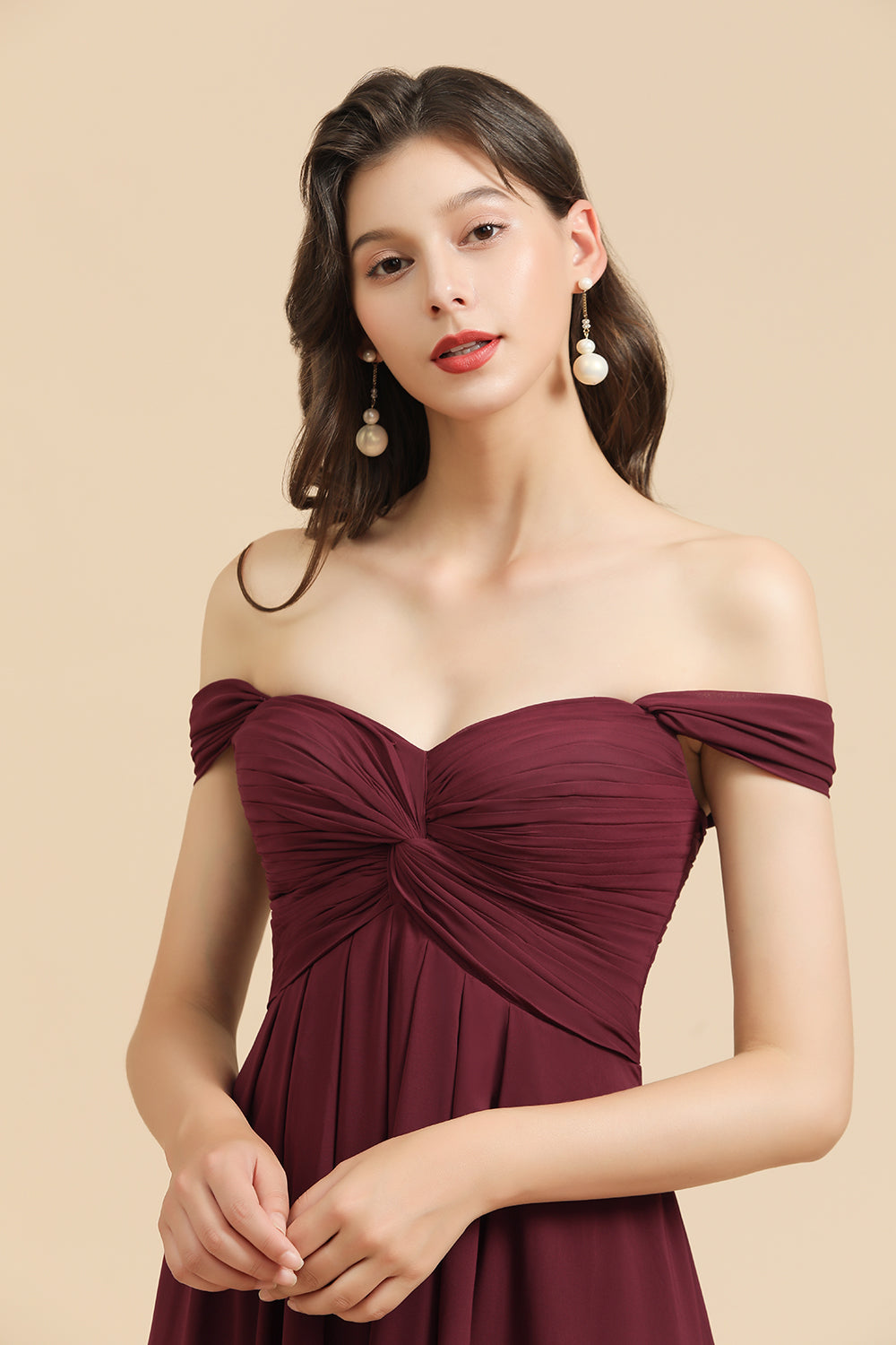 Vestido largo de dama de honor burdeos con escote en forma de A y hombros descubiertos, recién llegado