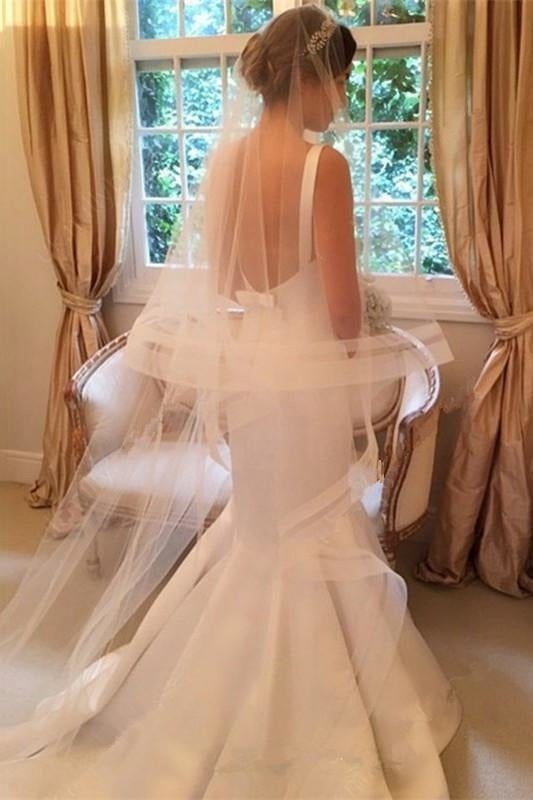 Nuevos y bonitos vestidos de novia elegantes con escote en V, sin mangas, sencillos y sin espalda.