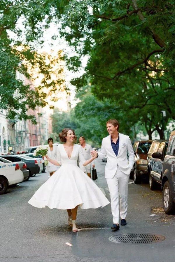 Vestido de novia modesto de tafetán, corte A, escote en V, media manga y largo hasta la rodilla, MW531