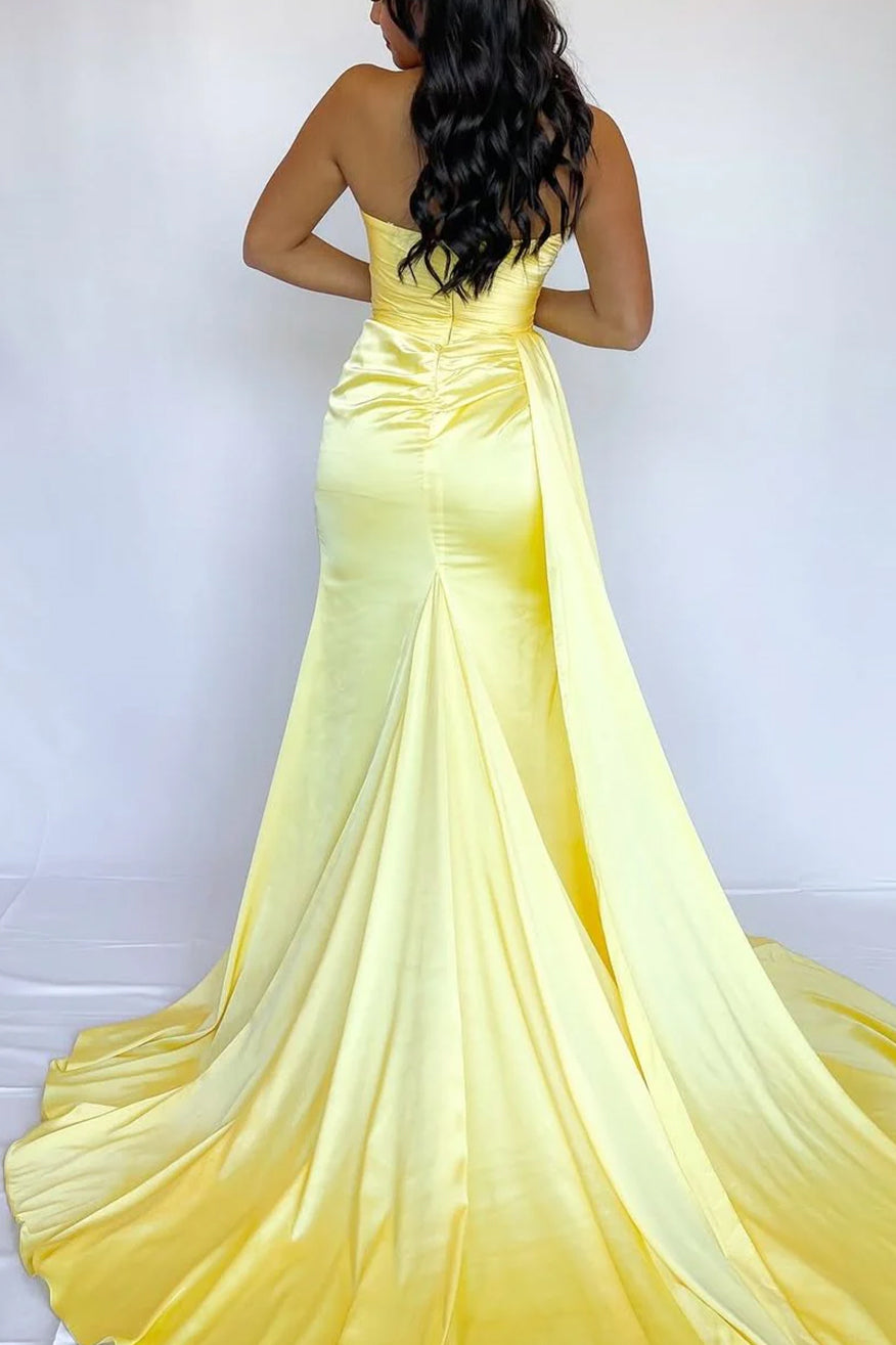 Nyah | Vestido de fiesta formal de satén plisado sin mangas y sin tirantes con abertura