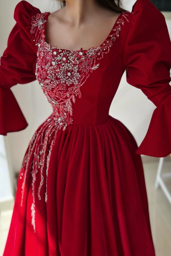 Obsessing – Langes, rotes A-Linien-Ballkleid aus Spitze mit quadratischem Ausschnitt und langen Ärmeln