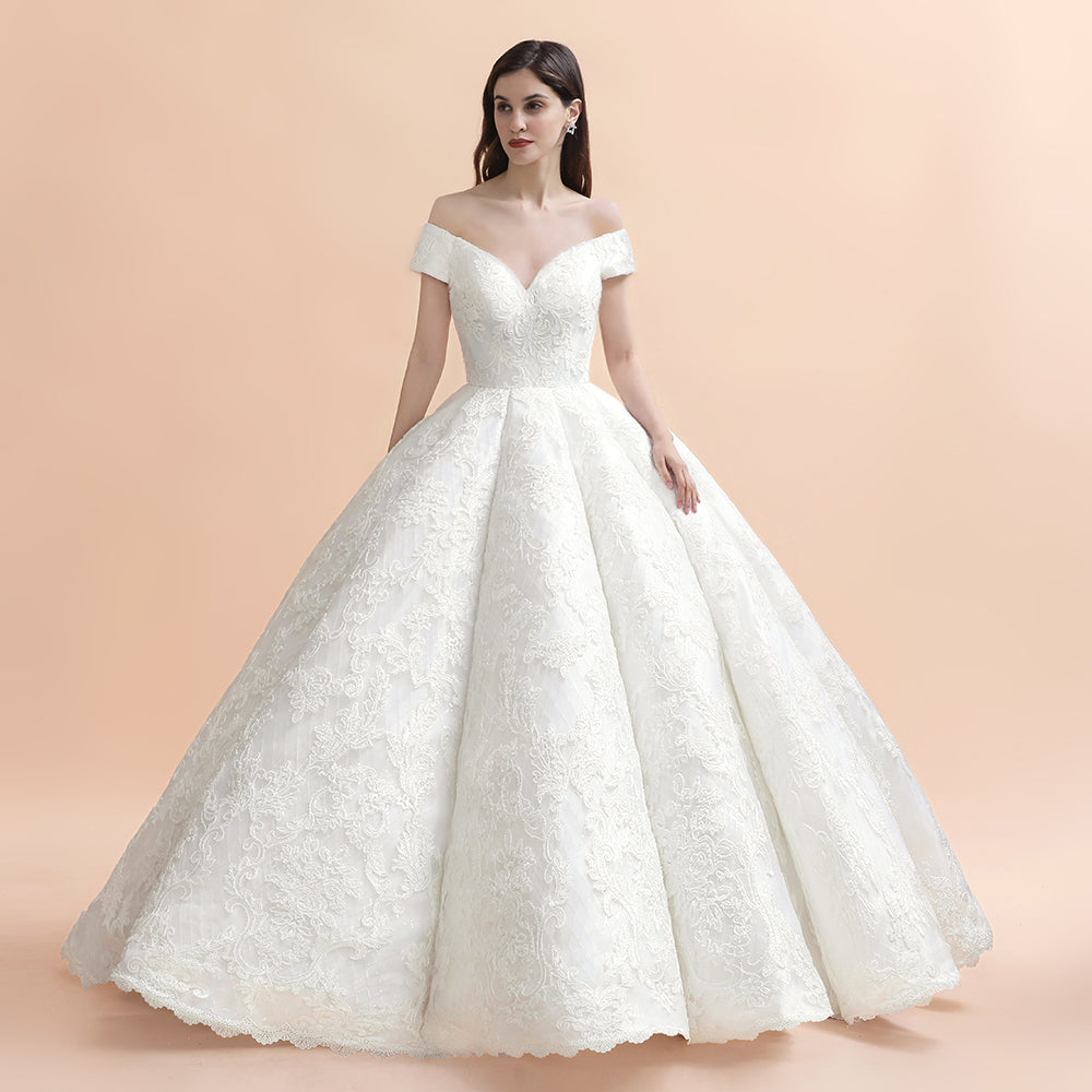 Vestido de novia largo hasta el suelo con hombros descubiertos y apliques de encaje y cola capilla