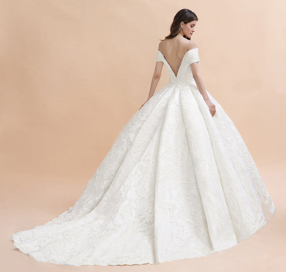 Vestido de novia largo hasta el suelo con hombros descubiertos y apliques de encaje y cola capilla