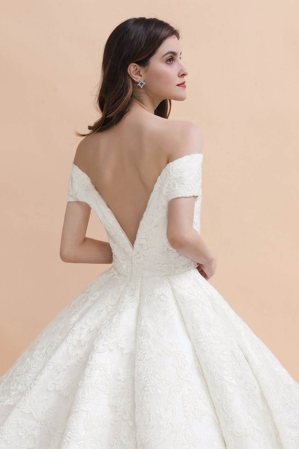Vestido de novia largo hasta el suelo con hombros descubiertos y apliques de encaje y cola capilla