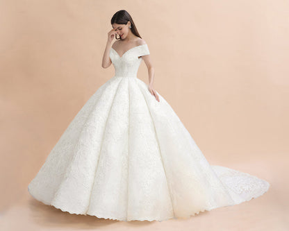 Off Shoulder Floor Length Bridal Gowns Lace Appliques Chapel Train Wedding Dress