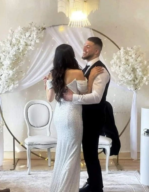 Vestido de novia largo hasta el suelo con lentejuelas y hombros descubiertos