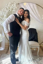 Vestido de novia largo hasta el suelo con lentejuelas y hombros descubiertos