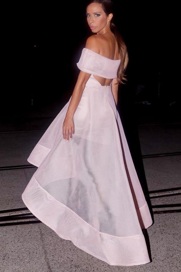 Vestido de fiesta de organza con hombros descubiertos, mangas largas y corte asimétrico PD072