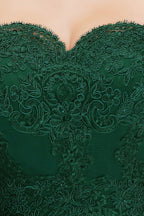 Vestido de dama de honor de satén con hombros descubiertos y apliques largos de sirena