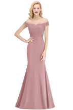 Vestido de dama de honor de satén con hombros descubiertos y apliques largos de sirena