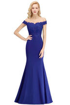 Vestido de dama de honor de satén con hombros descubiertos y apliques largos de sirena