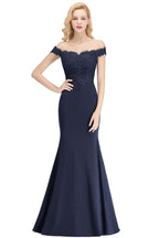 Vestido de dama de honor de satén con hombros descubiertos y apliques largos de sirena