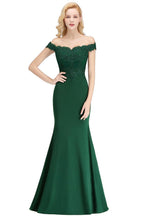 Vestido de dama de honor de satén con hombros descubiertos y apliques largos de sirena