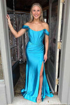 Vestido de fiesta azul real con hombros descubiertos y cola