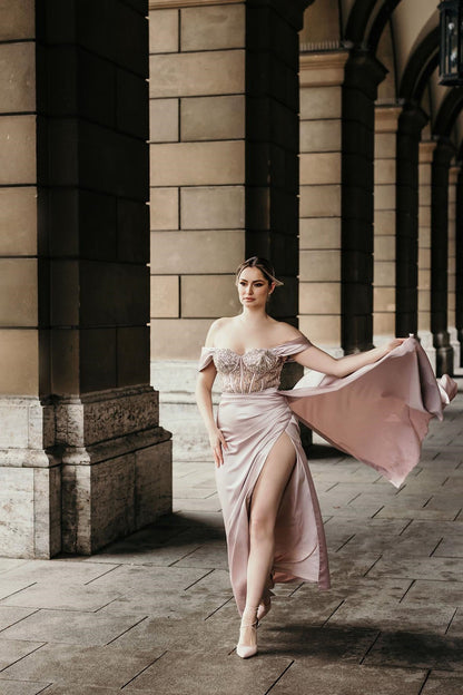 Vestido de fiesta de sirena de satén con hombros descubiertos, abertura lateral y cola desmontable