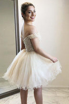 Vestido de fiesta con escote corazón, hombros descubiertos y apliques de cuentas PD059