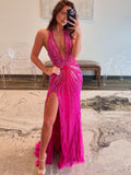 Ollie | Vestido de fiesta fucsia con cuello halter, corte sirena, cuentas y abertura