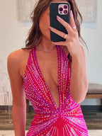 Ollie | Vestido de fiesta fucsia con cuello halter, corte sirena, cuentas y abertura