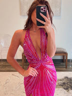 Ollie | Vestido de fiesta fucsia con cuello halter, corte sirena, cuentas y abertura