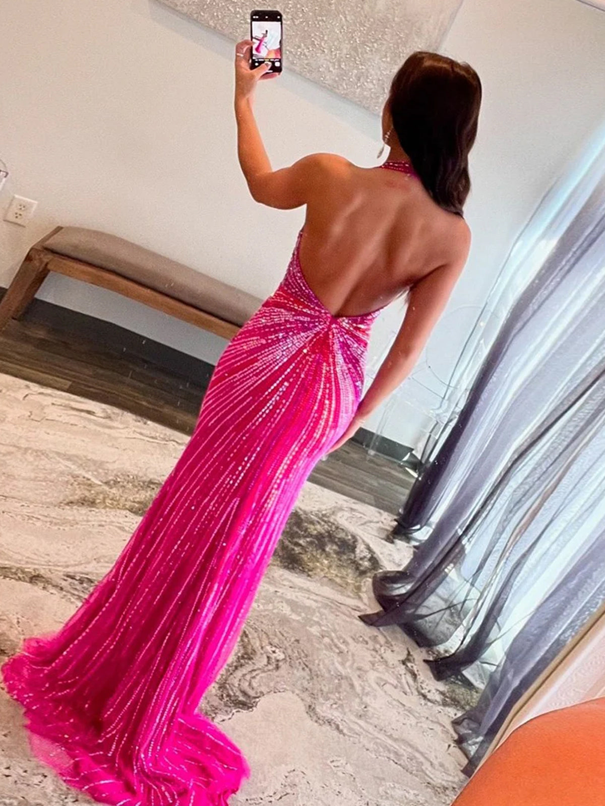 Ollie | Vestido de fiesta fucsia con cuello halter, corte sirena, cuentas y abertura
