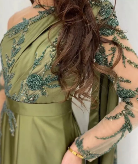 One-Shoulder-Abendkleid mit Cape und langen Ärmeln
