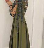 Vestido de noche de un solo hombro con capa y mangas largas