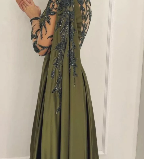 One-Shoulder-Abendkleid mit Cape und langen Ärmeln