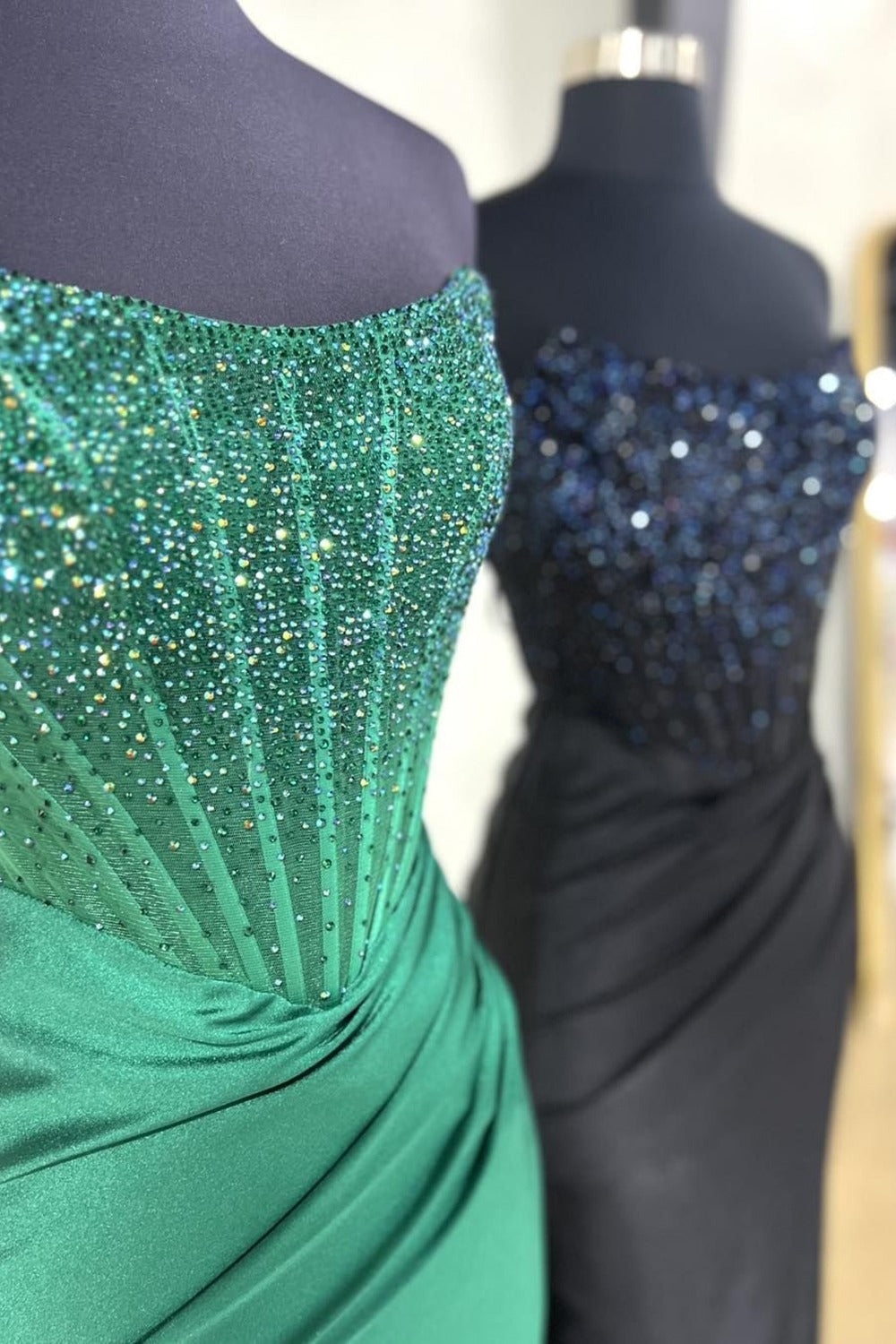 Opheliate | Vestido de fiesta largo de sirena sin tirantes, con cuentas y abertura