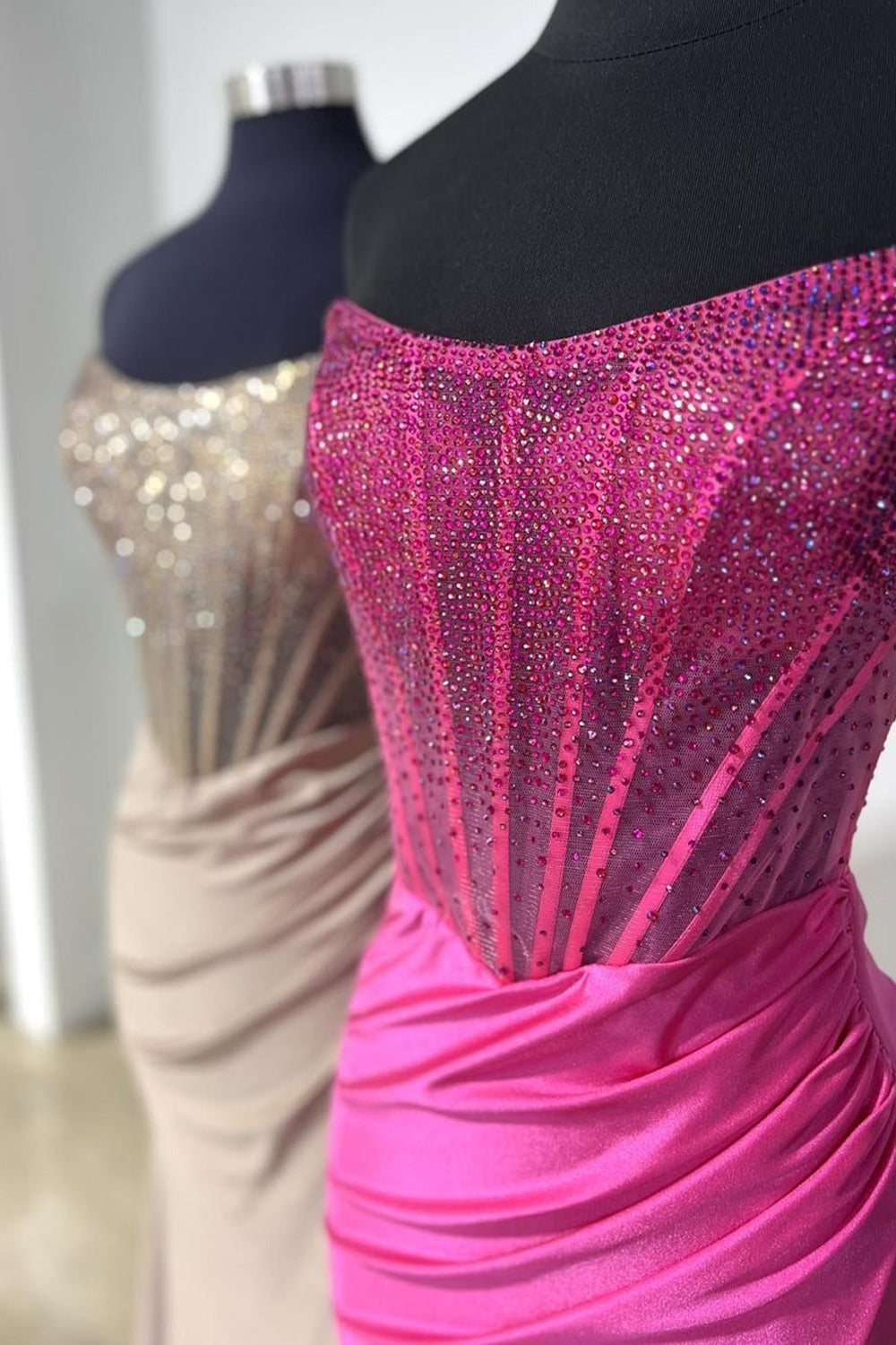 Opheliate | Vestido de fiesta largo de sirena sin tirantes, con cuentas y abertura